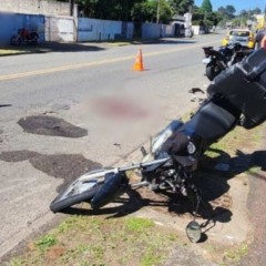 foto mostrando o pós de acidente entre dois motociclistas
