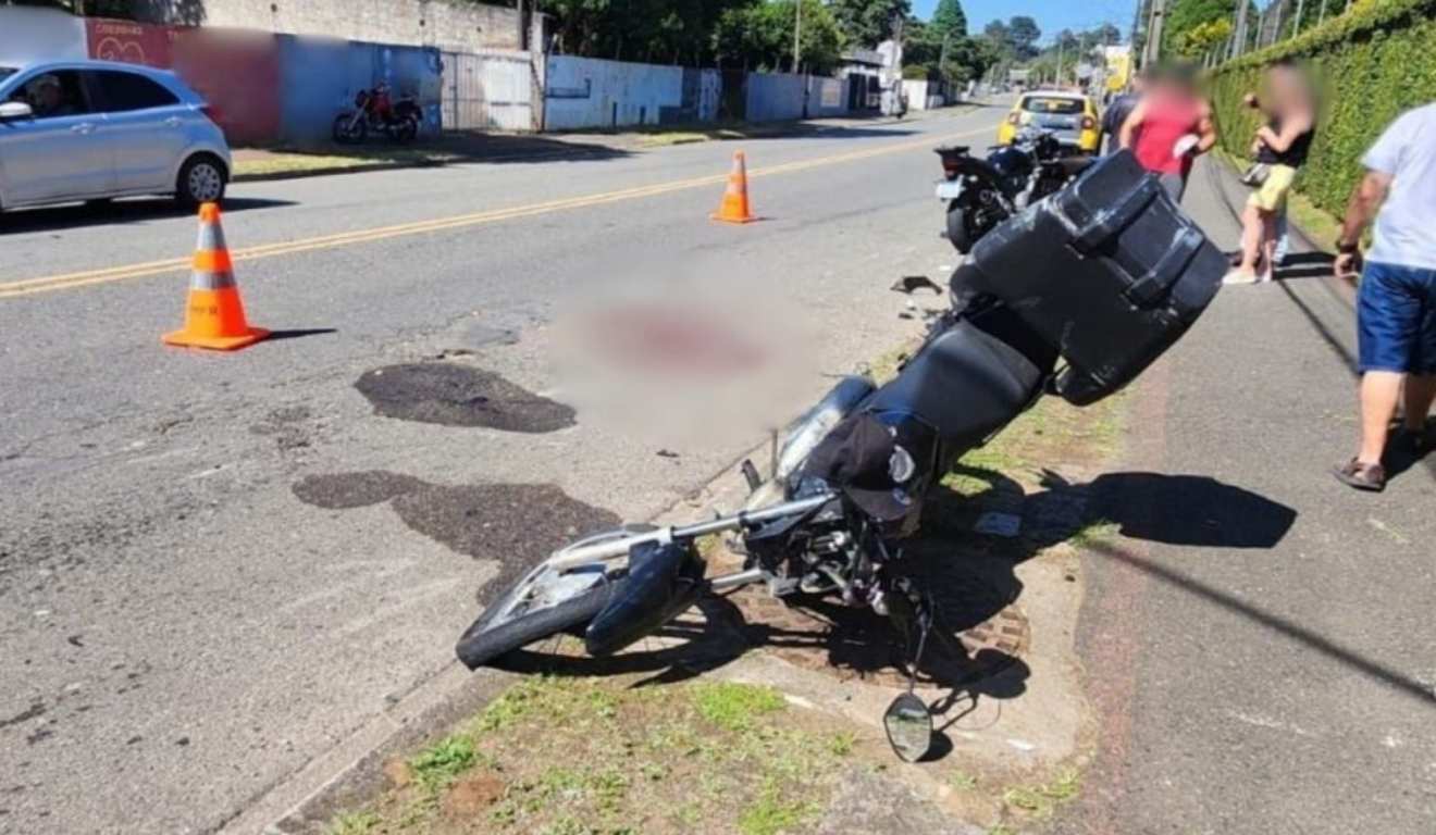 foto mostrando o pós de acidente entre dois motociclistas