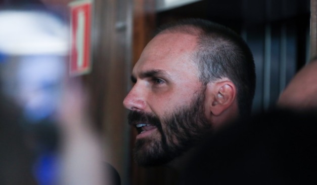 Deputado Eduardo Bolsonaro concede entrevista