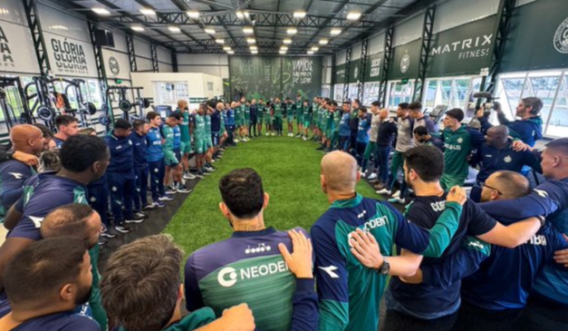 Reunião do elenco e comissão técnica alviverde. (Foto: Reprodução/ Coritiba)