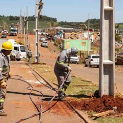 Técnicos da Copel reinstalam postes derrubados por tornado em Rio Bonito do Iguaçu, no centro-sul do Paraná.