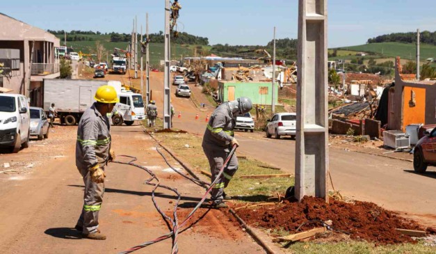 Técnicos da Copel reinstalam postes derrubados por tornado em Rio Bonito do Iguaçu, no centro-sul do Paraná.