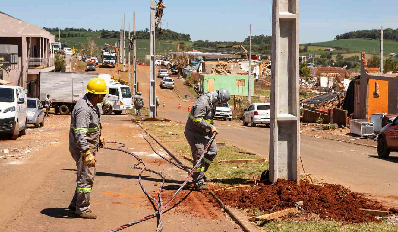 Técnicos da Copel reinstalam postes derrubados por tornado em Rio Bonito do Iguaçu, no centro-sul do Paraná.