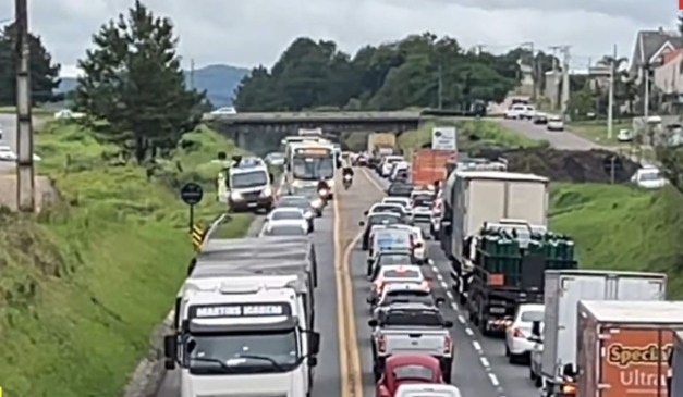 trânsito após engavetamento no Contorno Norte