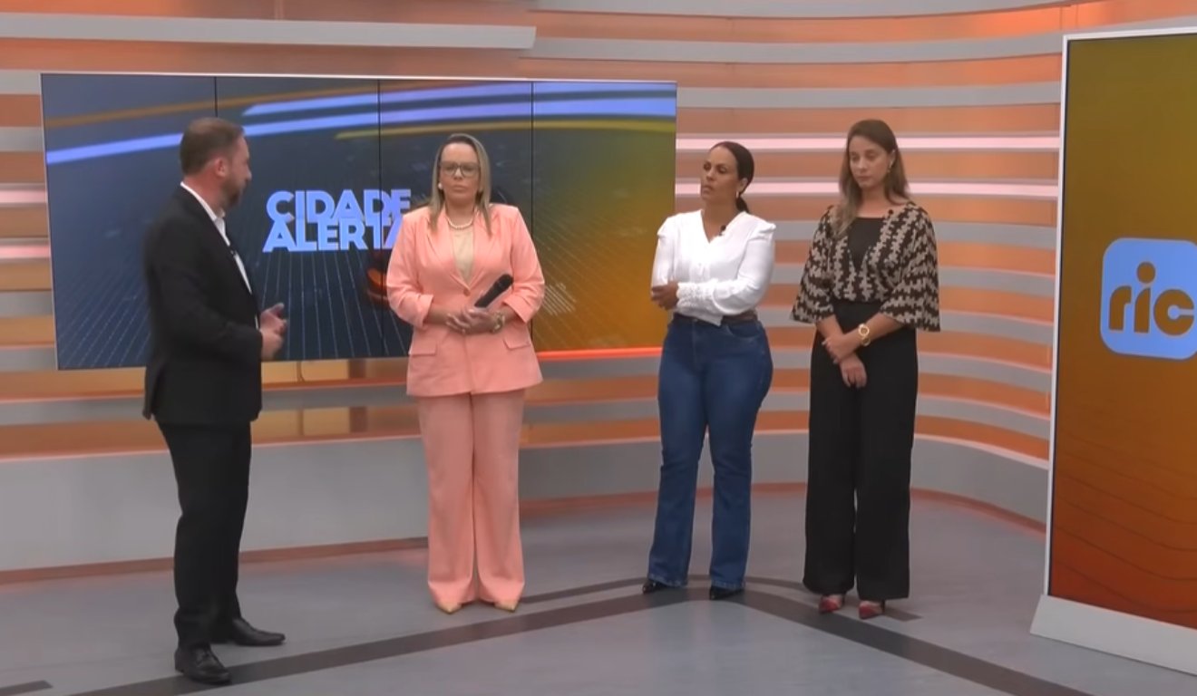 William Bittar com duas esposas de vítimas de Icaraíma, além da advogada das famílias no estúdio do Cidade Alerta Maringá