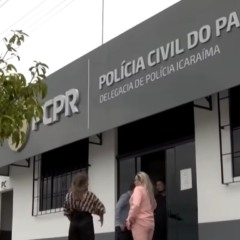 Mulheres de vítimas de Icaraíma na sede da delegacia da cidade