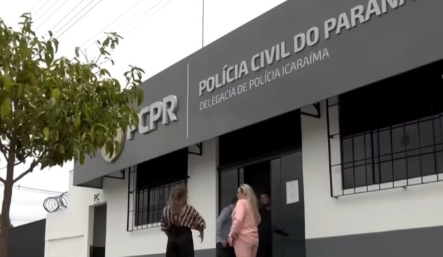 Mulheres de vítimas de Icaraíma na sede da delegacia da cidade