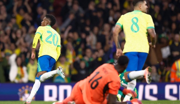 Estevão (camisa 20) corre para comemorar após marcar o primeiro gol do Brasil contra Senegal. (Foto: @rafaelribeirorio/CBF)