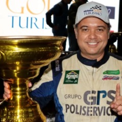 Médico de Maringá Fábio Tokunaga mostra troféu que conquistou em corrida de carro