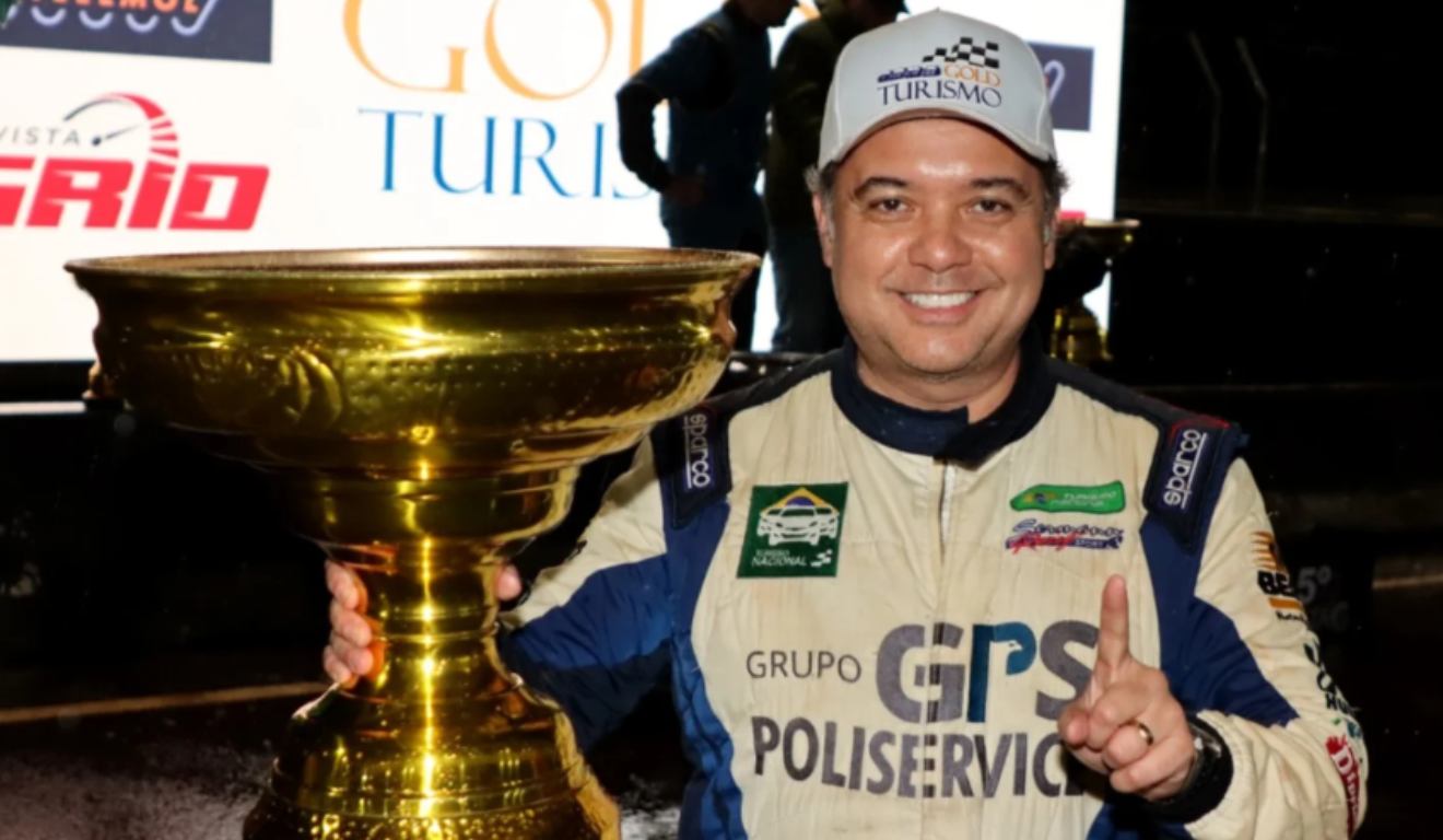 Médico de Maringá Fábio Tokunaga mostra troféu que conquistou em corrida de carro