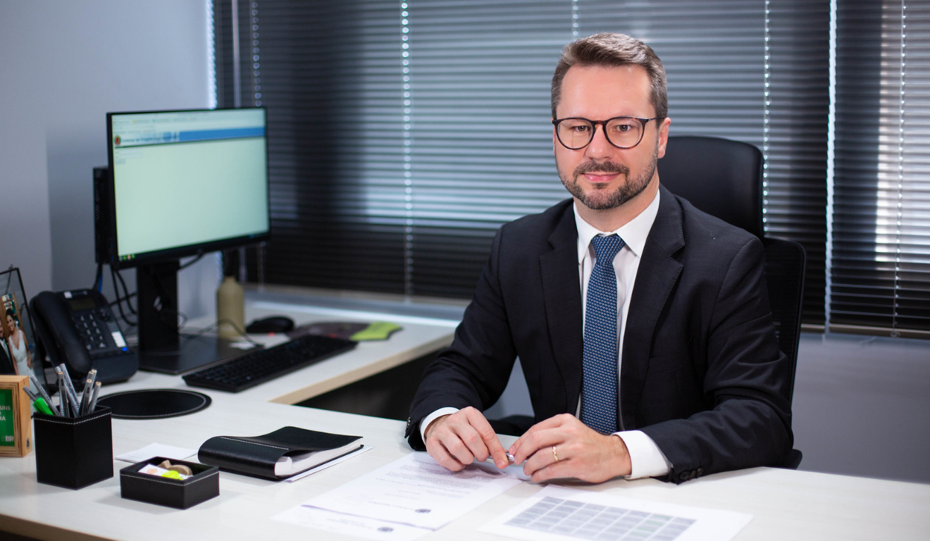 marcelo fachinello em seu gabinete na camara municipal de curitiba