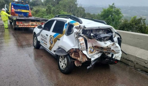 Falsa viatura da Polícia Científia se envolve em acidente durante fuga da polícia