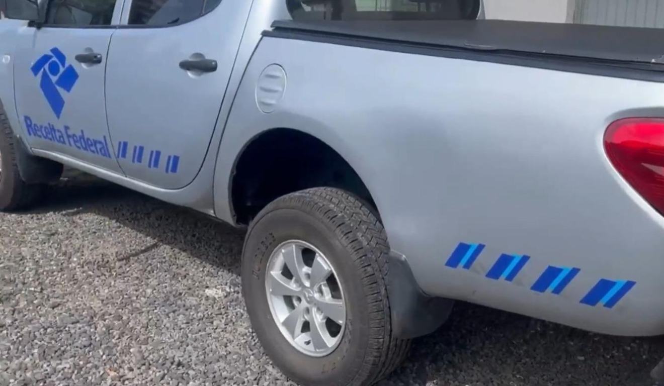 Caminhonete com plotagem falsa da Receita Federal