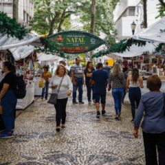 Feiras de Natal de Curitiba abrem nesta quarta-feira (19). Na imagem, vemos a Feira de Natal na Praça Osório, em Curitiba.