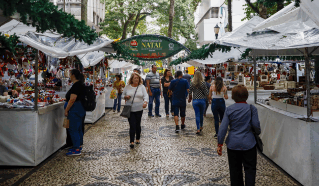 Feiras de Natal de Curitiba abrem nesta quarta-feira (19). Na imagem, vemos a Feira de Natal na Praça Osório, em Curitiba.