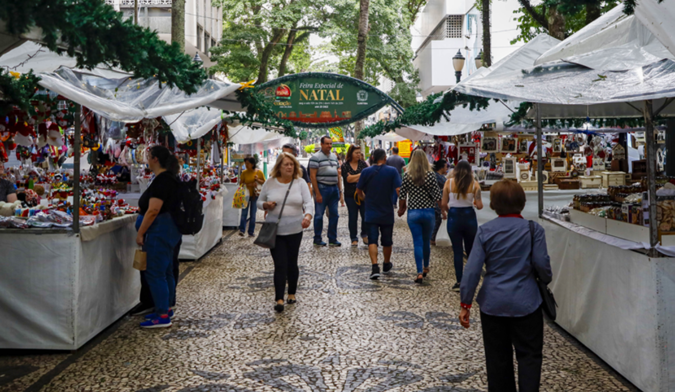 Feiras de Natal de Curitiba abrem nesta quarta-feira (19). Na imagem, vemos a Feira de Natal na Praça Osório, em Curitiba.