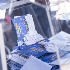 pessoa preenchendo cupom do festival de prêmios