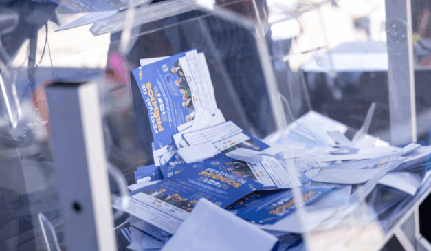 pessoa preenchendo cupom do festival de prêmios