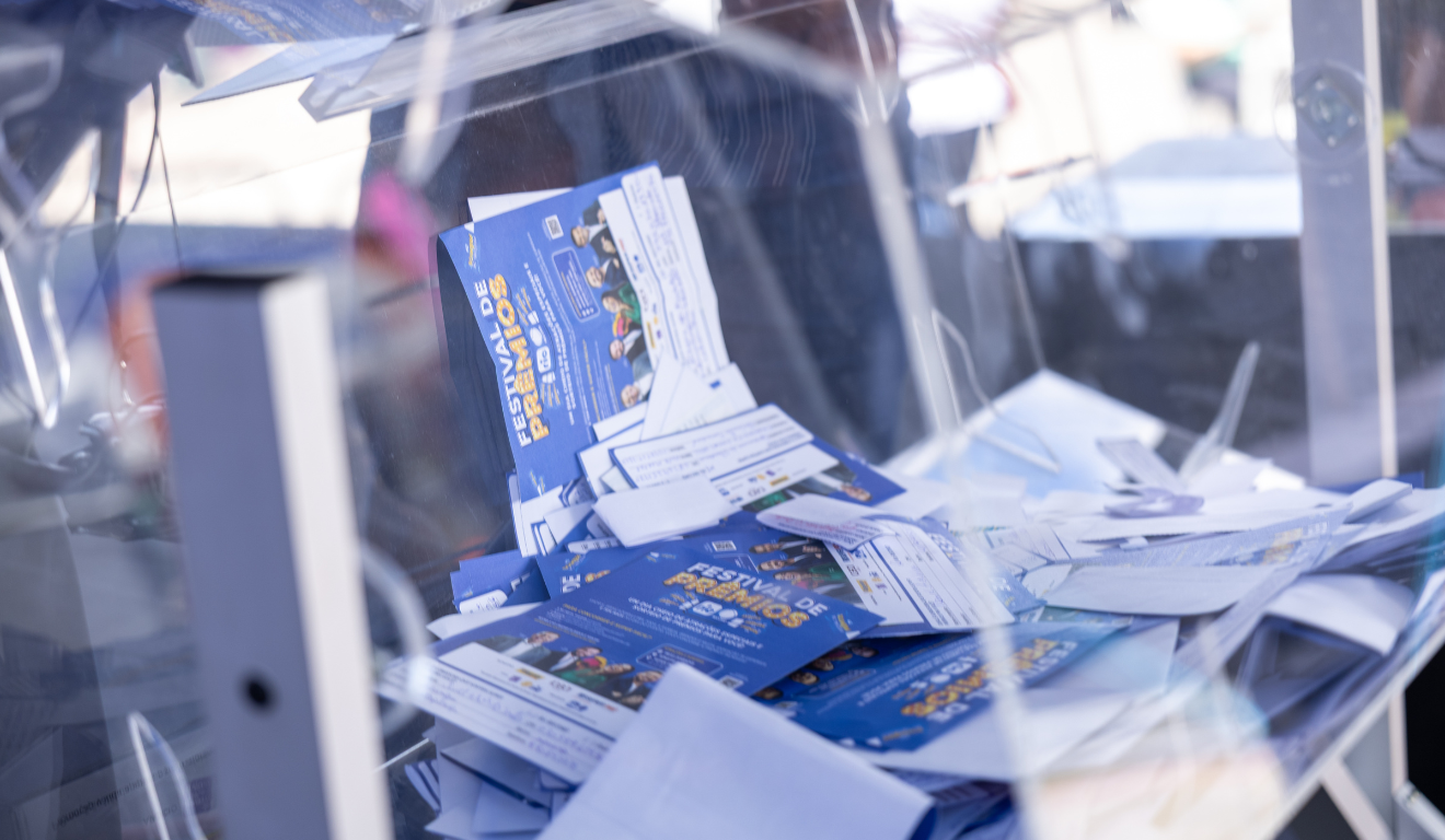 pessoa preenchendo cupom do festival de prêmios