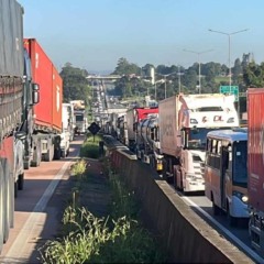 Longas filas na BR-376, após acidente em São José dos Pinhais