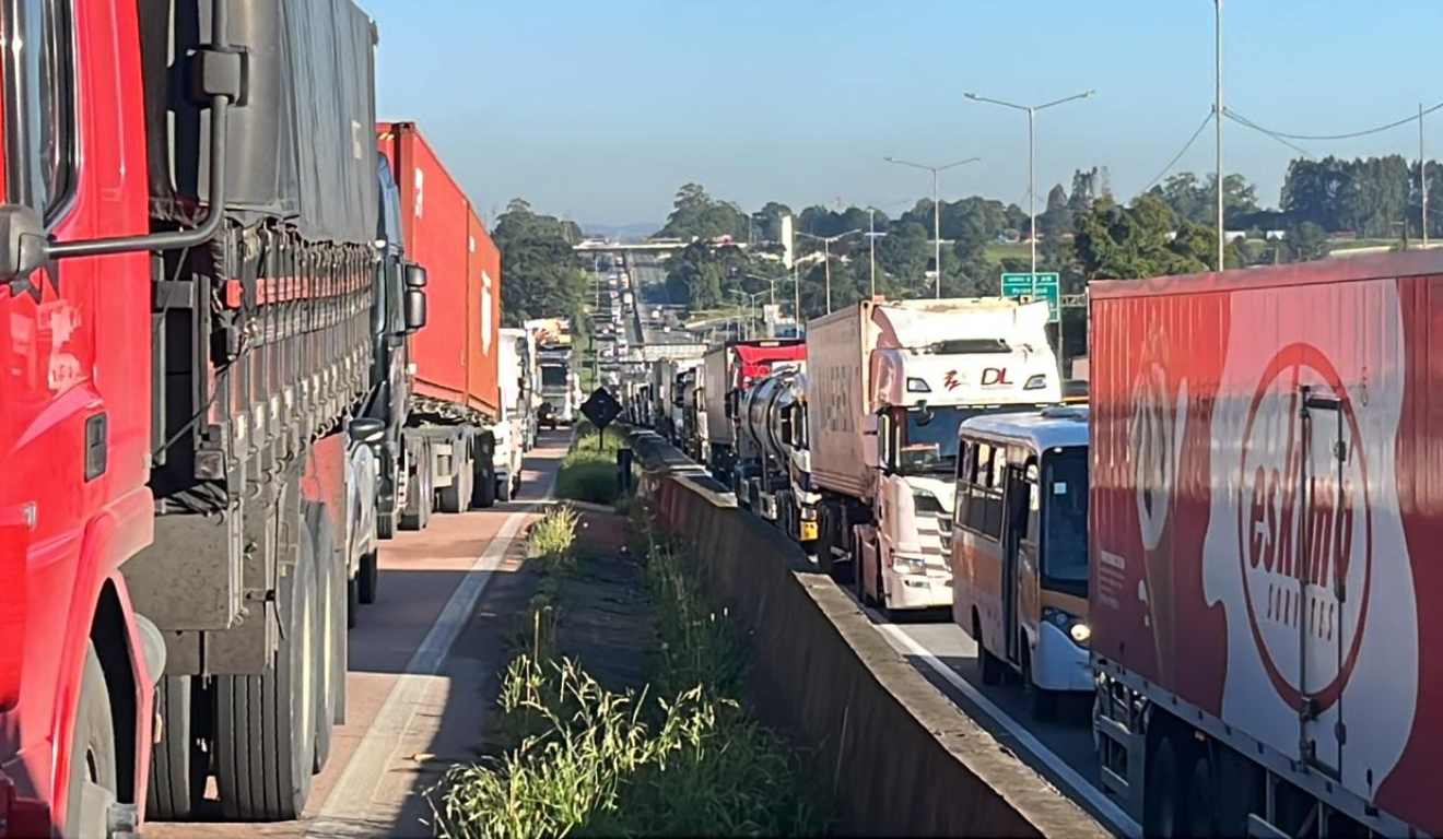 Longas filas na BR-376, após acidente em São José dos Pinhais