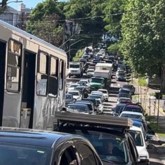 Filas na via rápida no bairro Portão, após caminhão derrubar poste