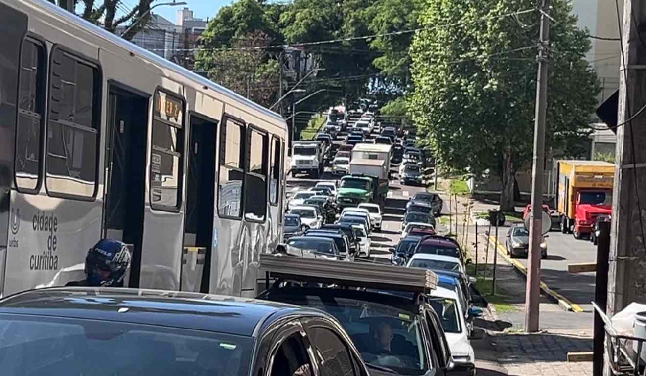 Filas na via rápida no bairro Portão, após caminhão derrubar poste