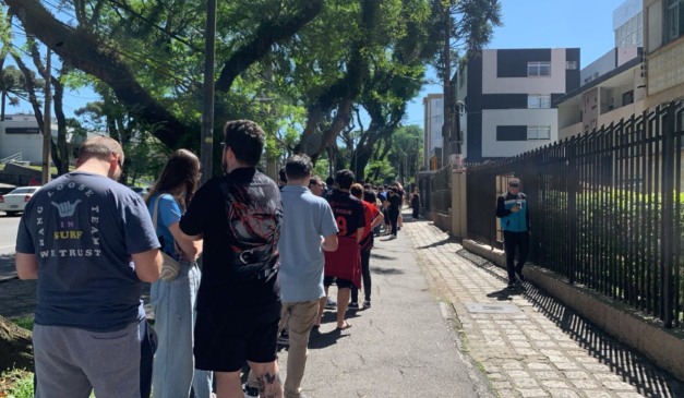 Filas na Arena para troca de ingressos para jogo do Athletico