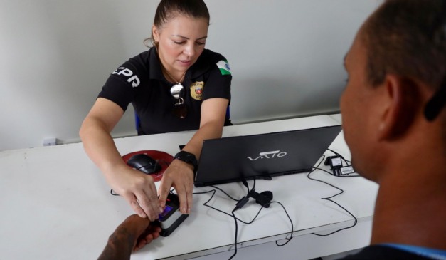 agente da polícia civil do paraná em força-tarefa em Rio Bonito do Iguaçu para agilizar a emissão da Carteira de Identidade Nacional (CIN)