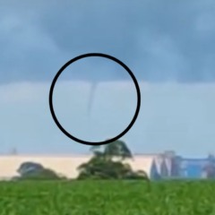 Nuvem que assustou moradores em formato de funil