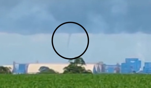 Nuvem que assustou moradores em formato de funil