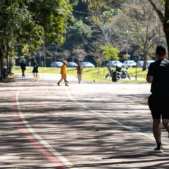 homem correndo no parque para ilustrar tempo estável antes de frente fria no paraná