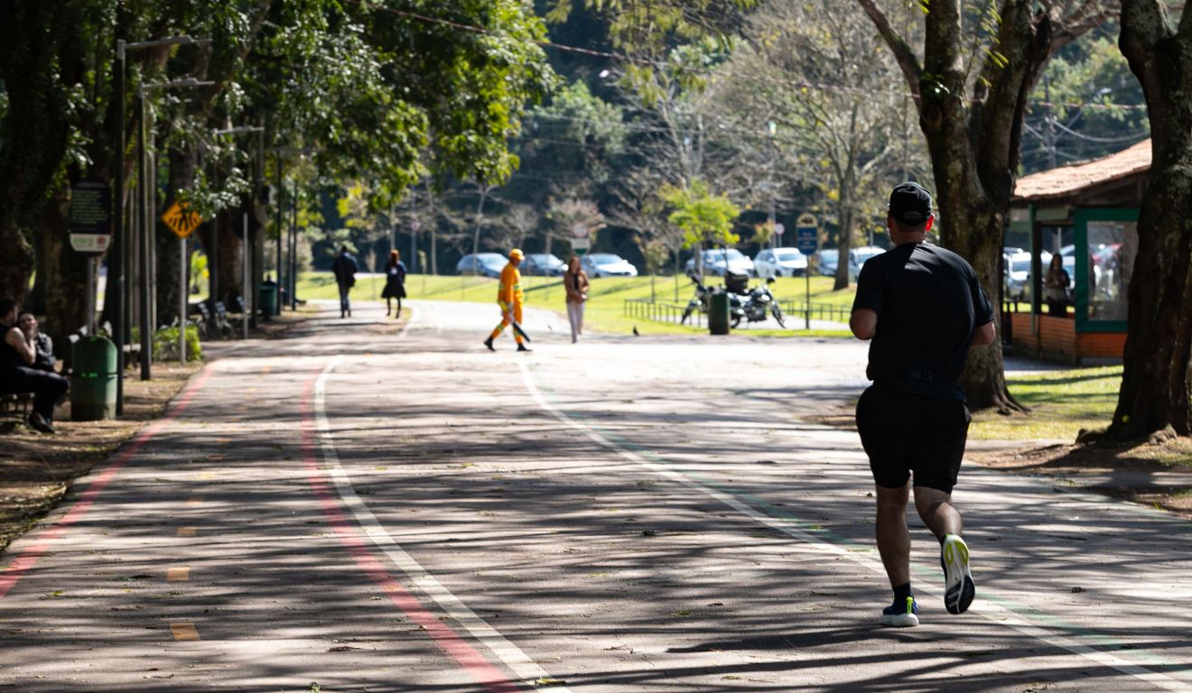 homem correndo no parque para ilustrar tempo estável antes de frente fria no paraná
