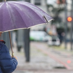 pessoa andando com guarda-chuva para ilustrar a chegada da frente fria no paraná