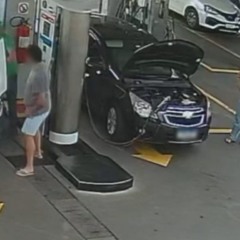 foto mostra Frentista sendo atacado por cliente em posto de combustíveis em Curitiba