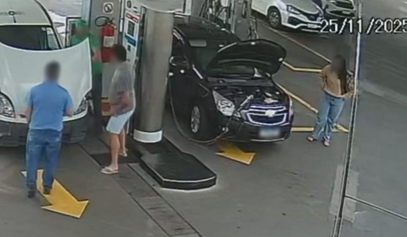 foto mostra Frentista sendo atacado por cliente em posto de combustíveis em Curitiba
