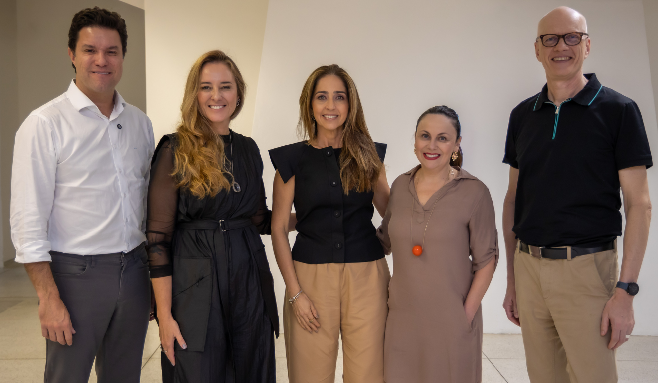 Guto Silva, Isabela Melnechuky, Juliana Vosnika, Gislayne Muraro e Jesper Rohde posando para foto no Futurize-se #2