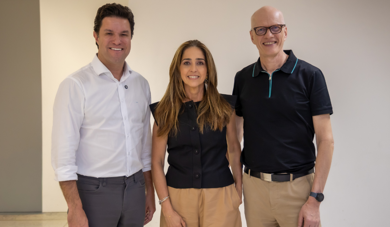 Guto Silva, Juliana Vosnika e Jesper Rohde posando para foto