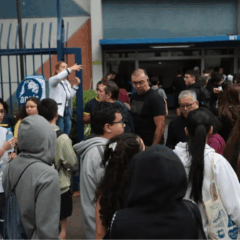 O gabarito oficial do Enem 2025 sai na quinta (13). Na imagem, vemos diversos estudantes entrando em um local de prova do Enem.