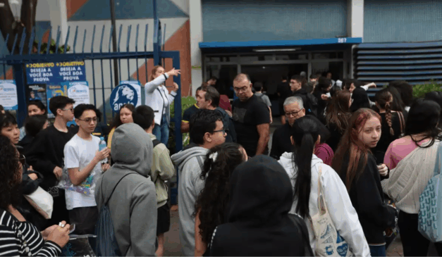 O gabarito oficial do Enem 2025 sai na quinta (13). Na imagem, vemos diversos estudantes entrando em um local de prova do Enem.