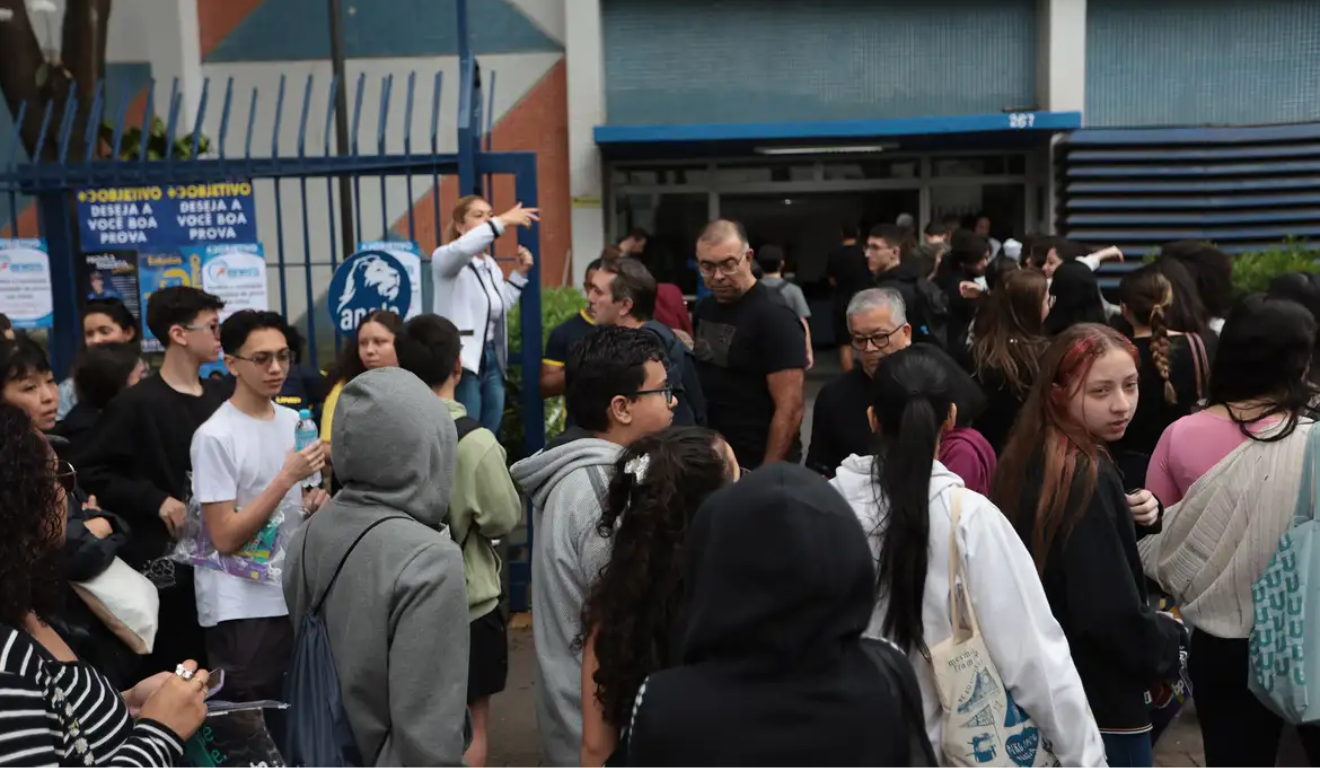 O gabarito oficial do Enem 2025 sai na quinta (13). Na imagem, vemos diversos estudantes entrando em um local de prova do Enem.