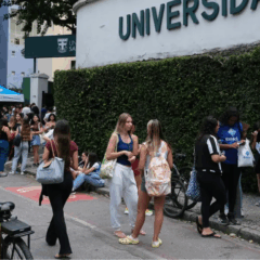 Confira o gabarito do primeiro dia do Enem 2025. Na imagem, vemos estudantes entrando em um local de prova.