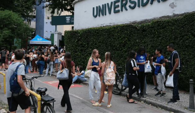 Confira o gabarito do primeiro dia do Enem 2025. Na imagem, vemos estudantes entrando em um local de prova.