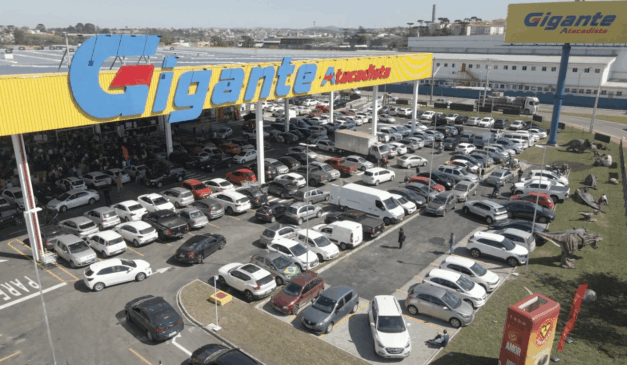 gigante atacadista de pinhais visto de cima em uma foto aerea