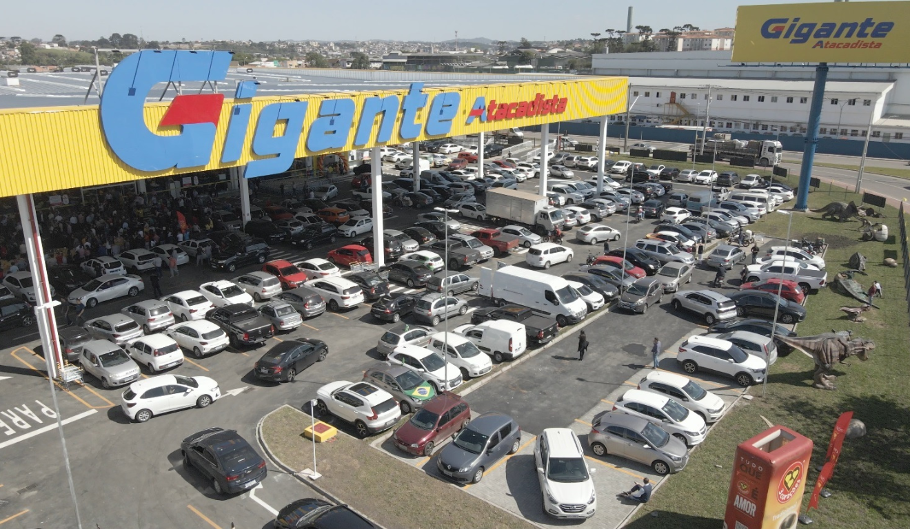 gigante atacadista de pinhais visto de cima em uma foto aerea