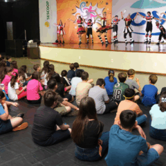 crianças assistindo a apresentação do Gincoop Kids, da C.Vale