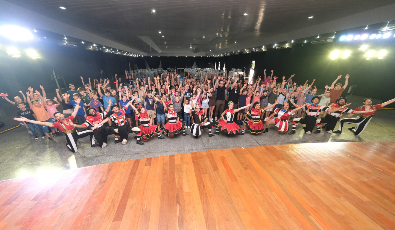 crianças e animadores posando para a foto durante a Gincoop Kids, da C.Vale, em Palotina