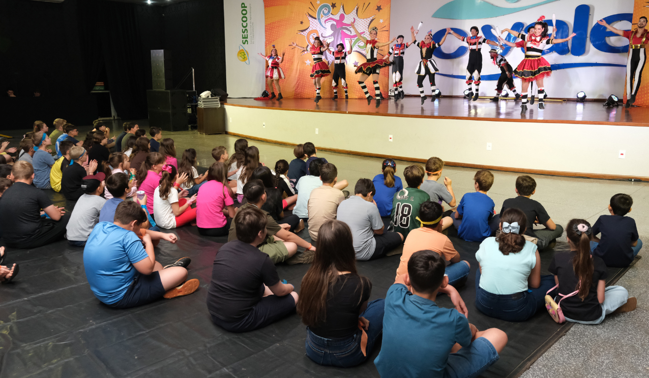 crianças assistindo a apresentação do Gincoop Kids, da C.Vale