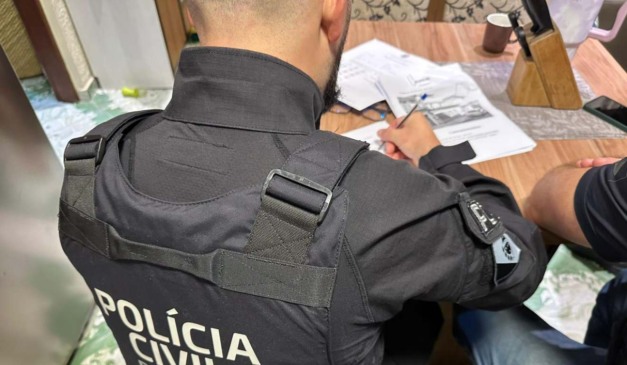 Policial civil do Paraná durante operação contra o Golpe do Presente