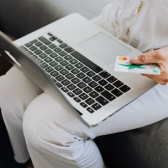 pessoa fazendo compra online para ilustrar golpes na black friday